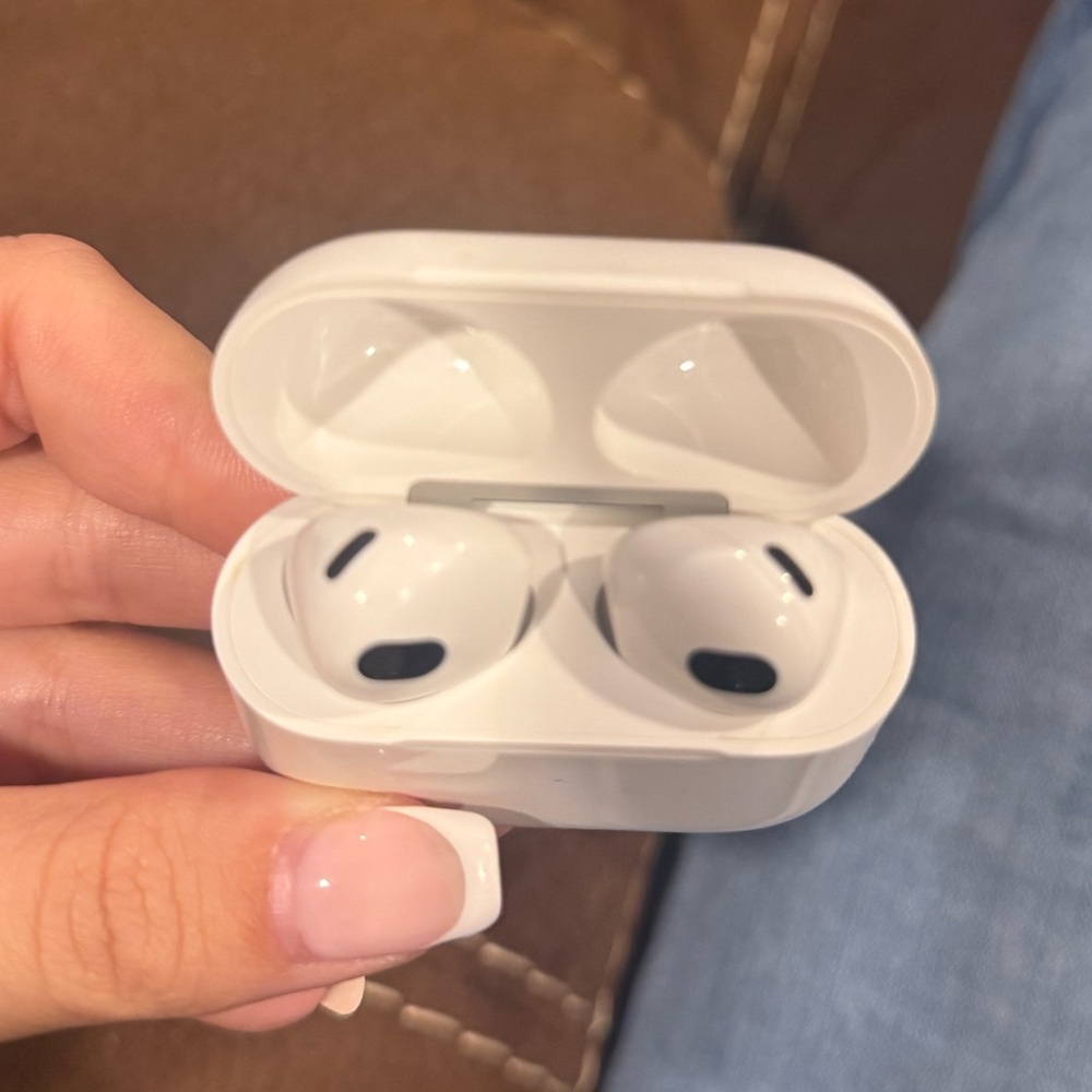 AirPods 3rd Generation - Picture 2 of 6